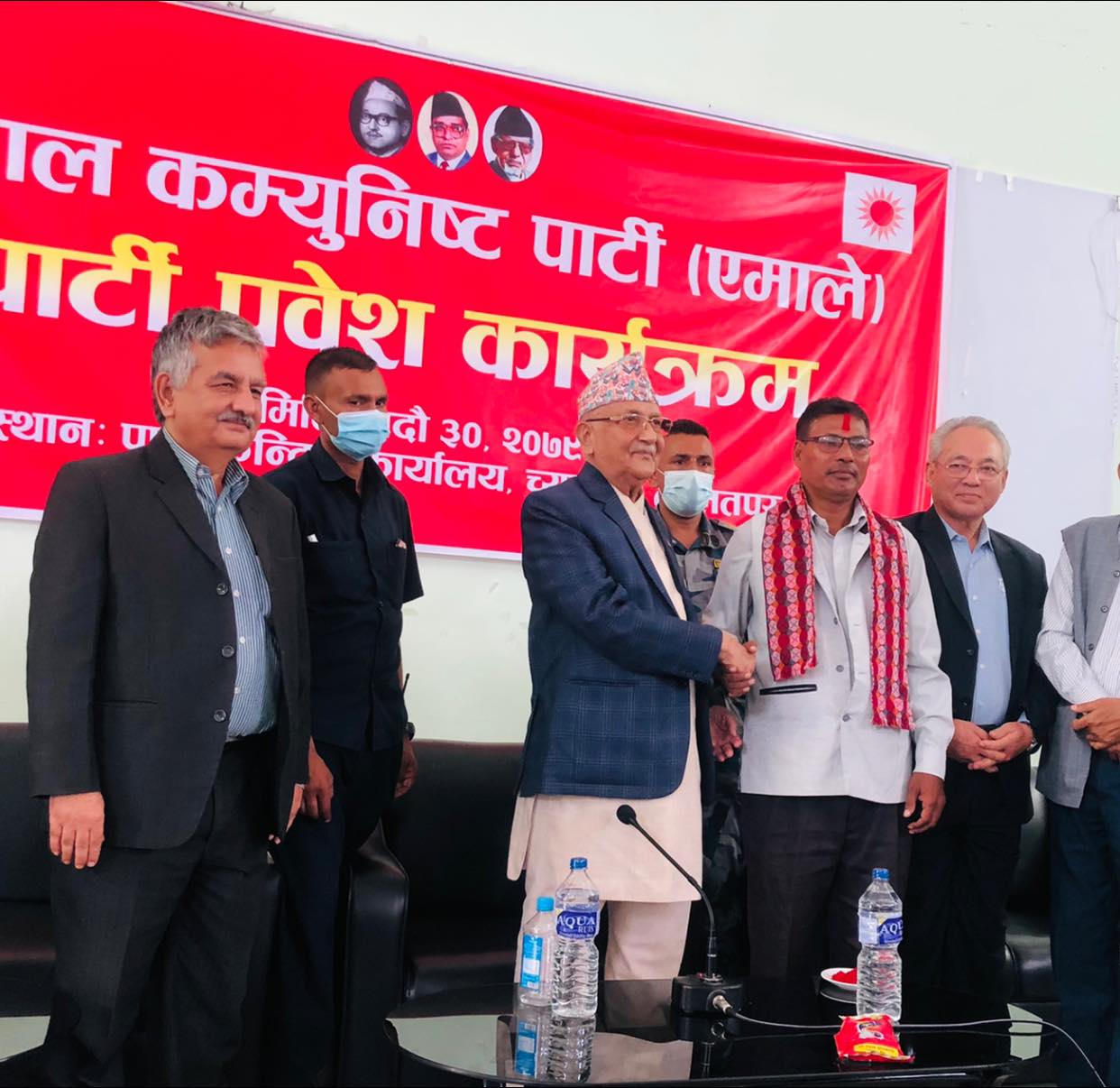 माओवादी केन्द्रका चितवन सहइन्चार्ज परियार एमालेमा प्रवेश, ओलीले गरे स्वागत